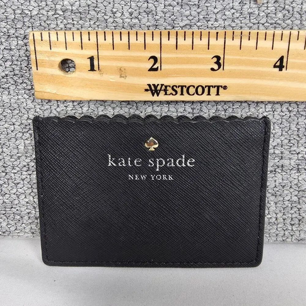 KATE SPADE NEW YORK PEBBLED LEATHER CARDHOLDER – BLACK/CREAM – SCALLOPED EDGE
